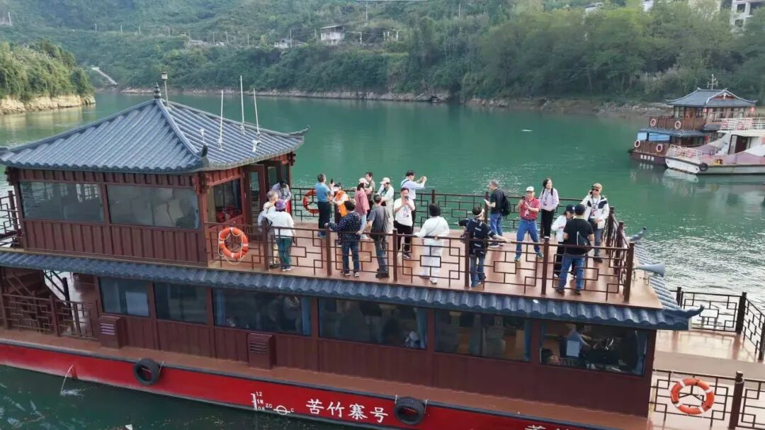 红色专列开进桑植 500余名香港游客开启红色寻根之旅
