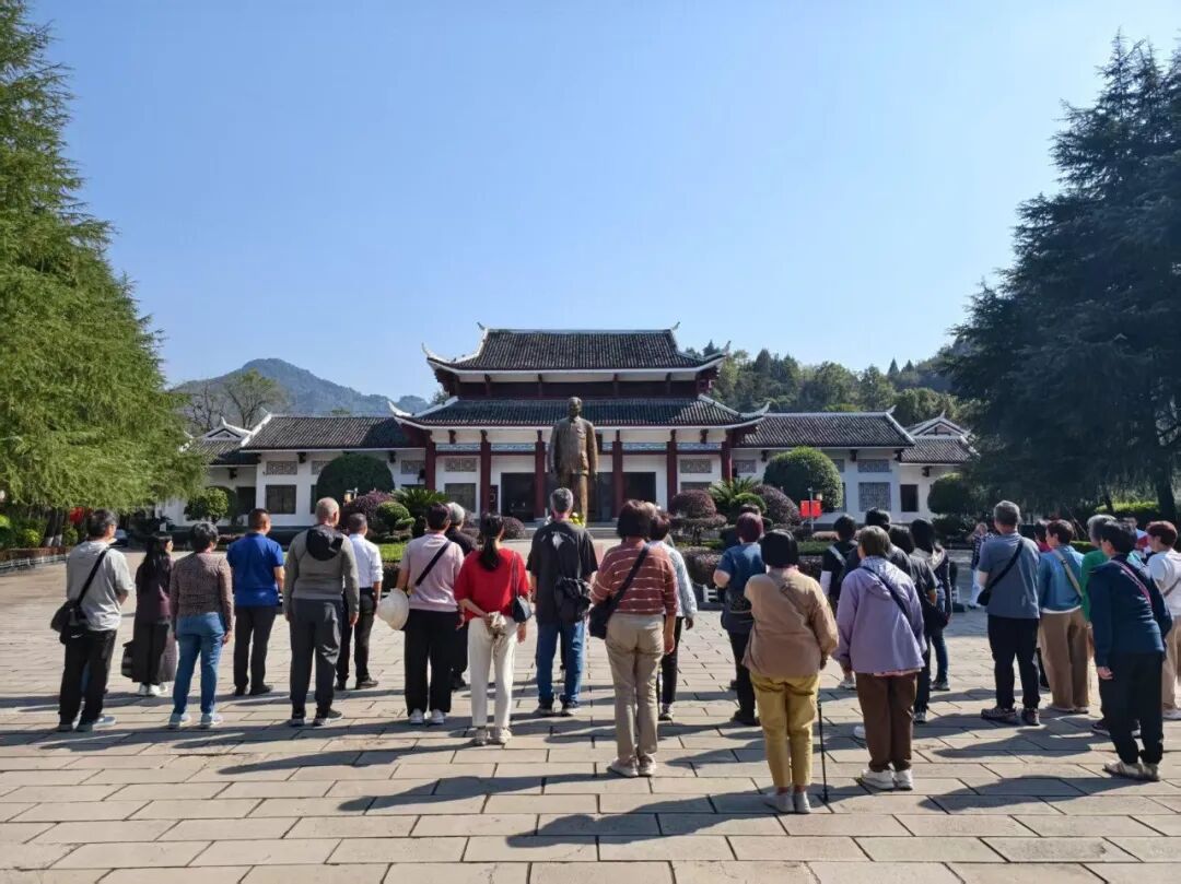 红色专列开进桑植 500余名香港游客开启红色寻根之旅