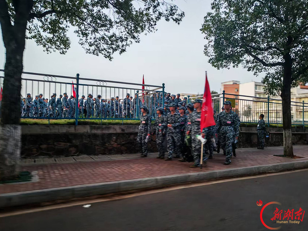 青春正步走丨迷彩映暮色 少年踏歌归——湘潭大学新生军训首日下训掠影