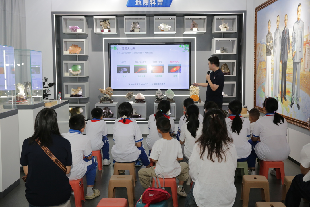党建带团建赋能 地质少年携手雅实学子共探地热密码