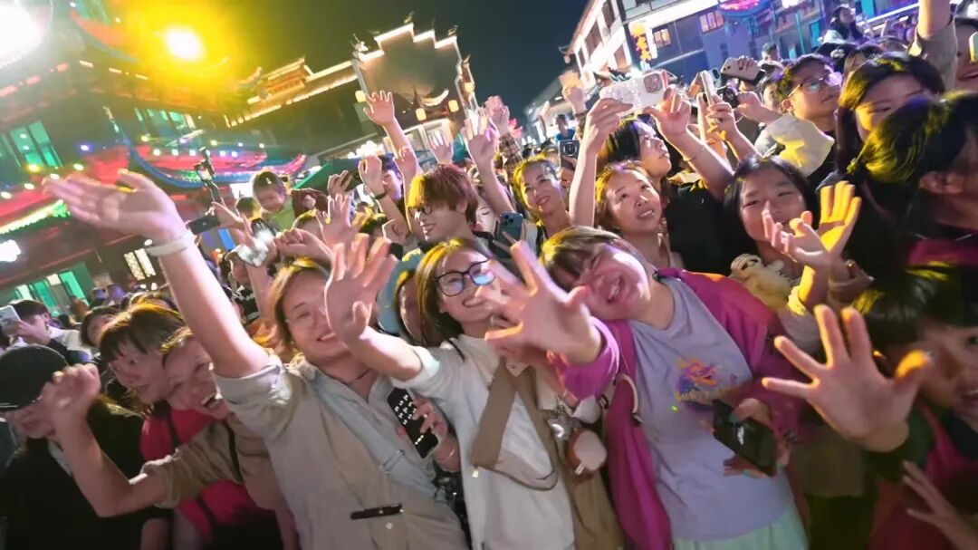 张家界大庸古城:非遗民俗好戏连台 古韵新潮点亮夜经济