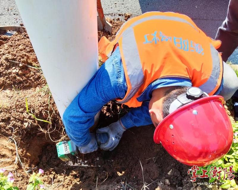 衡阳市城市照明服务中心对路灯灯杆逐杆“体检”
