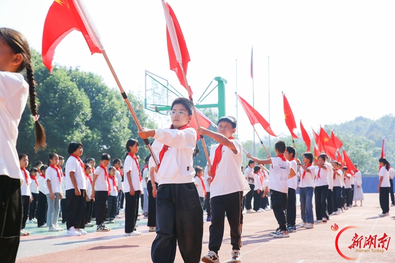 高举队旗跟党走 争当时代接班人