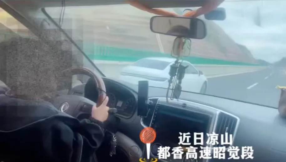 6岁半孩子上高速“开车”,家长发朋友圈炫耀,四川警方:阿都某某,记3分并处罚款