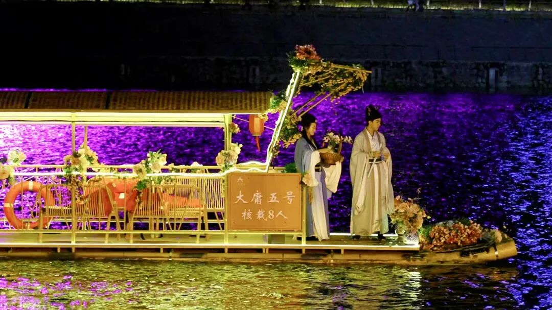 张家界大庸古城:非遗民俗好戏连台 古韵新潮点亮夜经济