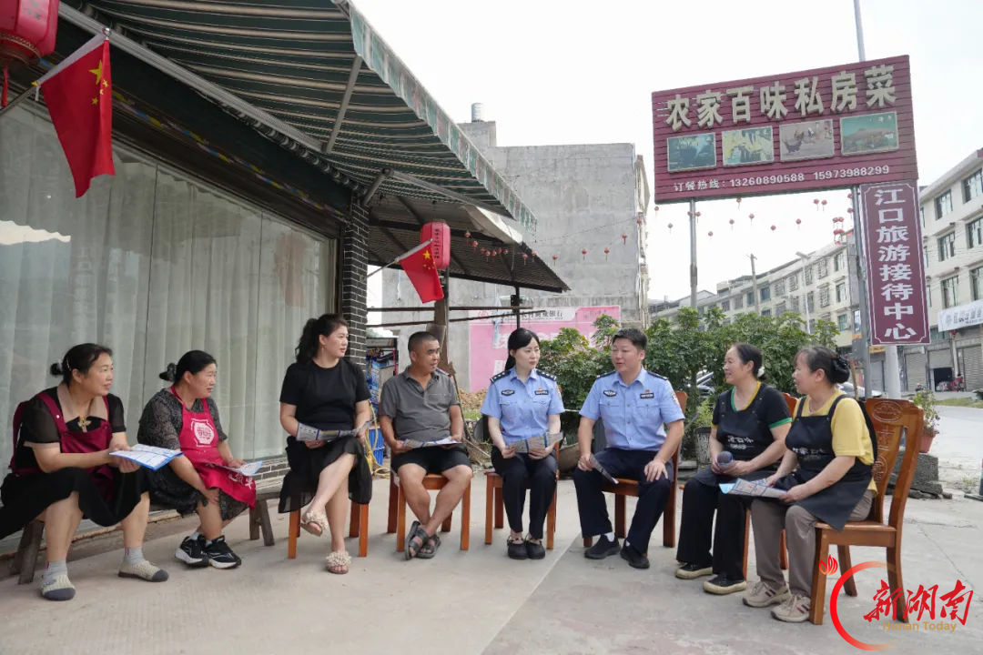 脚步丈量红色土地，藏蓝守护万家灯火——洞口县公安局江口派出所节日安保纪实