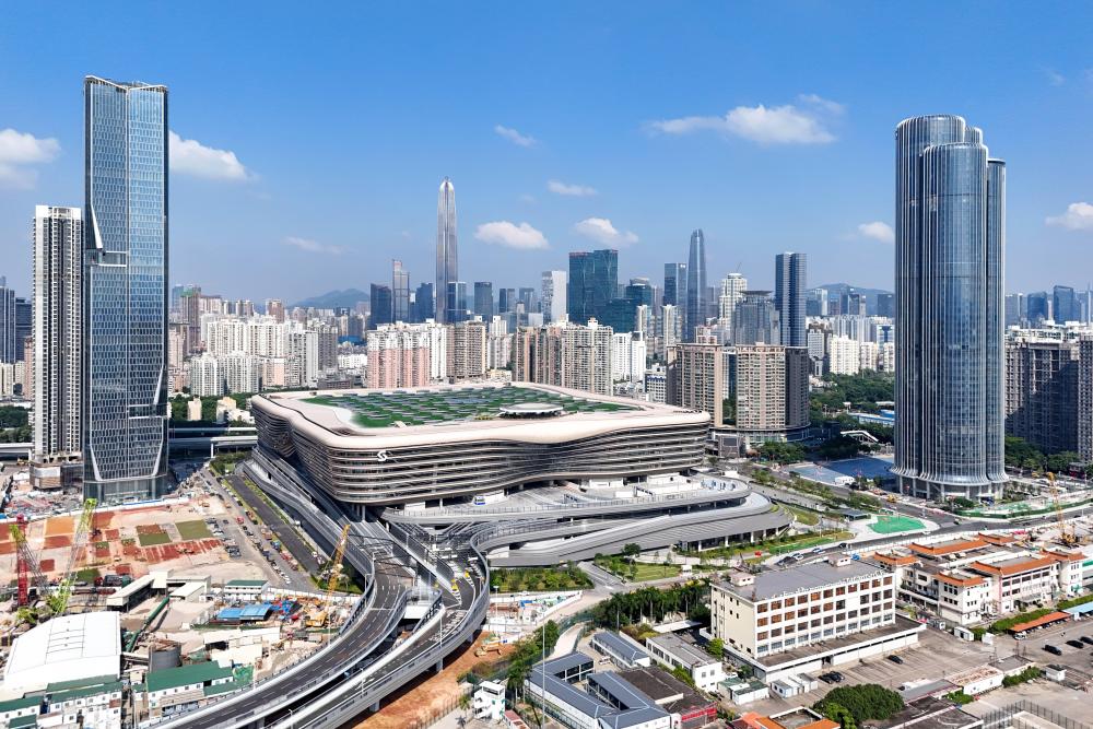 今日，重建后的皇岗口岸正式开通