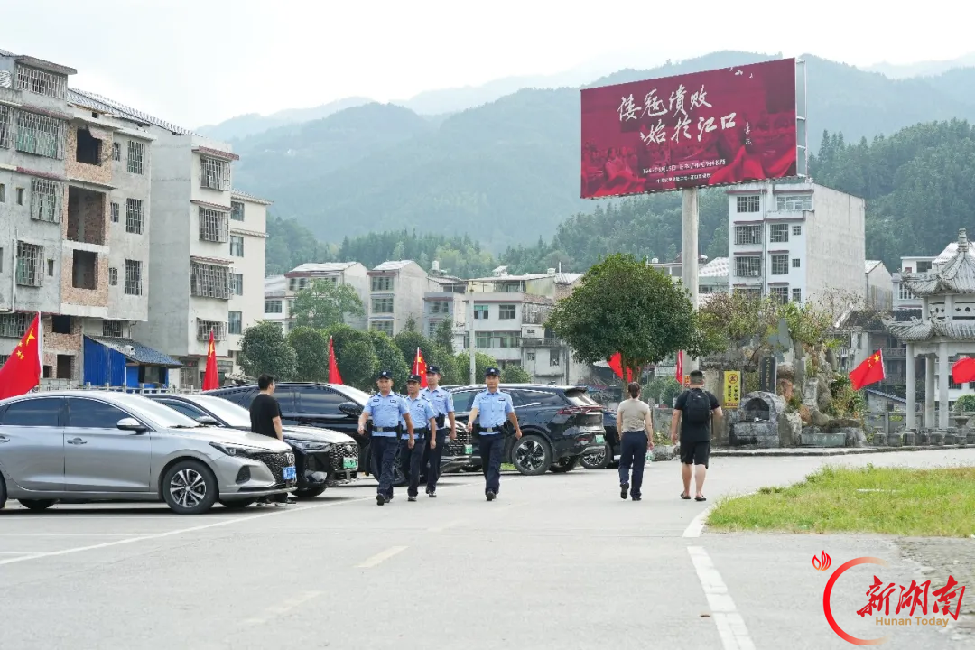 脚步丈量红色土地，藏蓝守护万家灯火——洞口县公安局江口派出所节日安保纪实