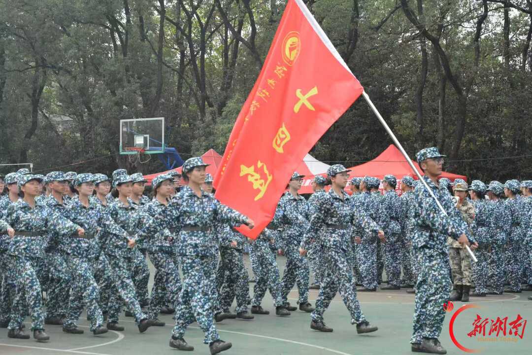 青春正步走丨迷彩接力守初心,陪伴新生赴新程