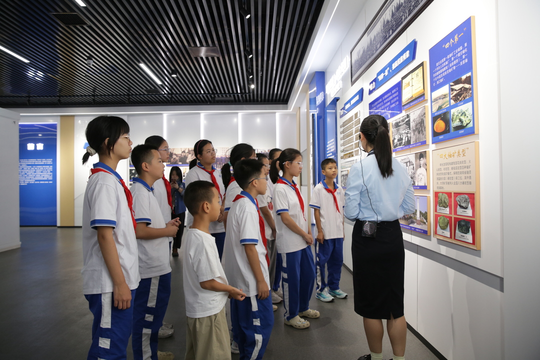 党建带团建赋能 地质少年携手雅实学子共探地热密码
