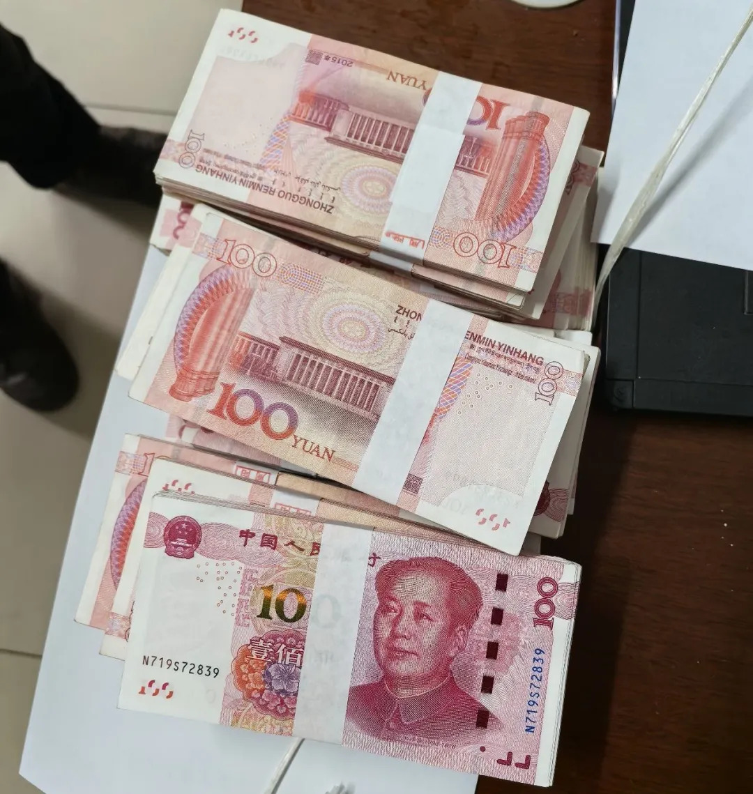 为了约见“美女”,他取出18万去完成“任务”......