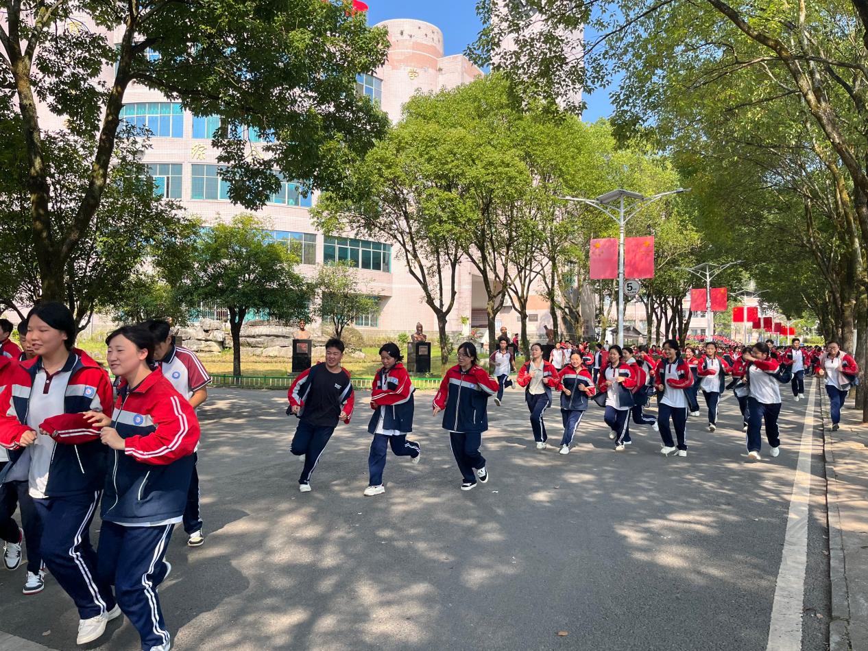 以练筑防 守护平安——龙山第一职业中学开展2026年秋季安全应急疏散演练