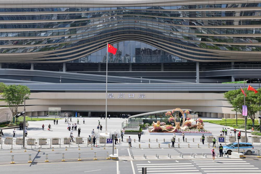 今日，重建后的皇岗口岸正式开通