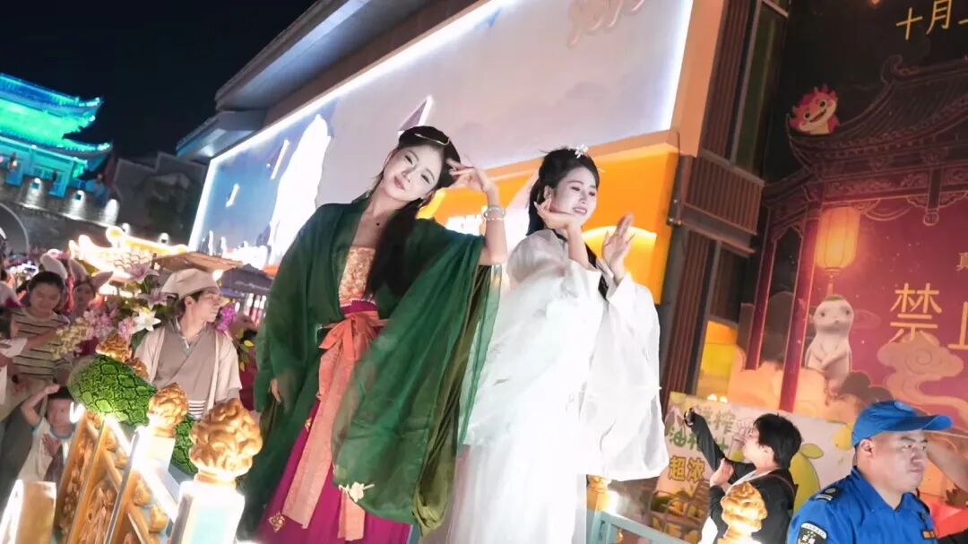 张家界大庸古城:非遗民俗好戏连台 古韵新潮点亮夜经济
