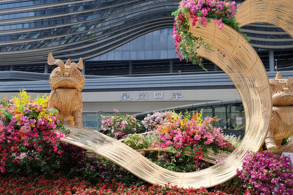 今日，重建后的皇岗口岸正式开通