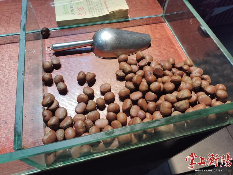 秋日时令美味回归!衡阳街头又闻板栗香