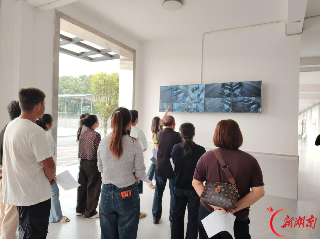 透明食堂 放心餐饮——屈原管理区凤凰乡学校开展家长开放日活动