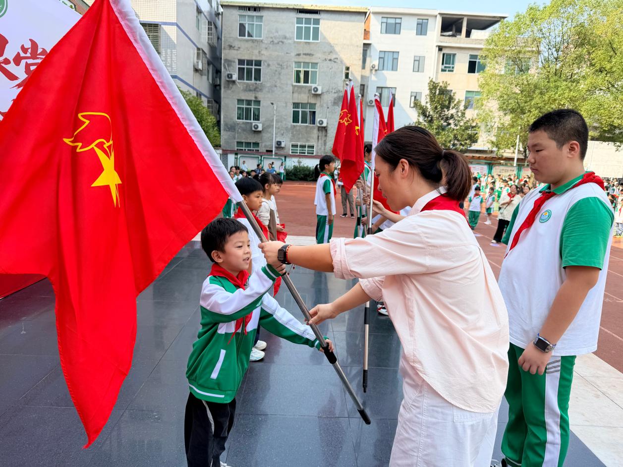 攸县东北街小学举行建队日主题入队仪式