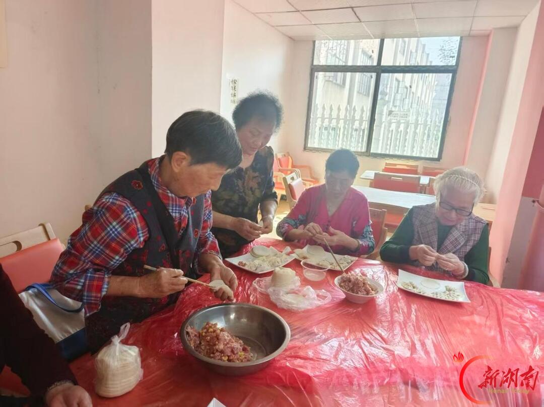 重阳饺香暖桑榆 孝廉睦邻聚雨邻——三湘社区邻里节主题敬老活动温情上演