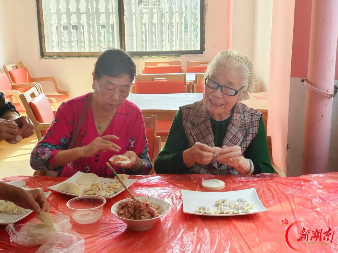 重阳饺香暖桑榆 孝廉睦邻聚雨邻——三湘社区邻里节主题敬老活动温情上演