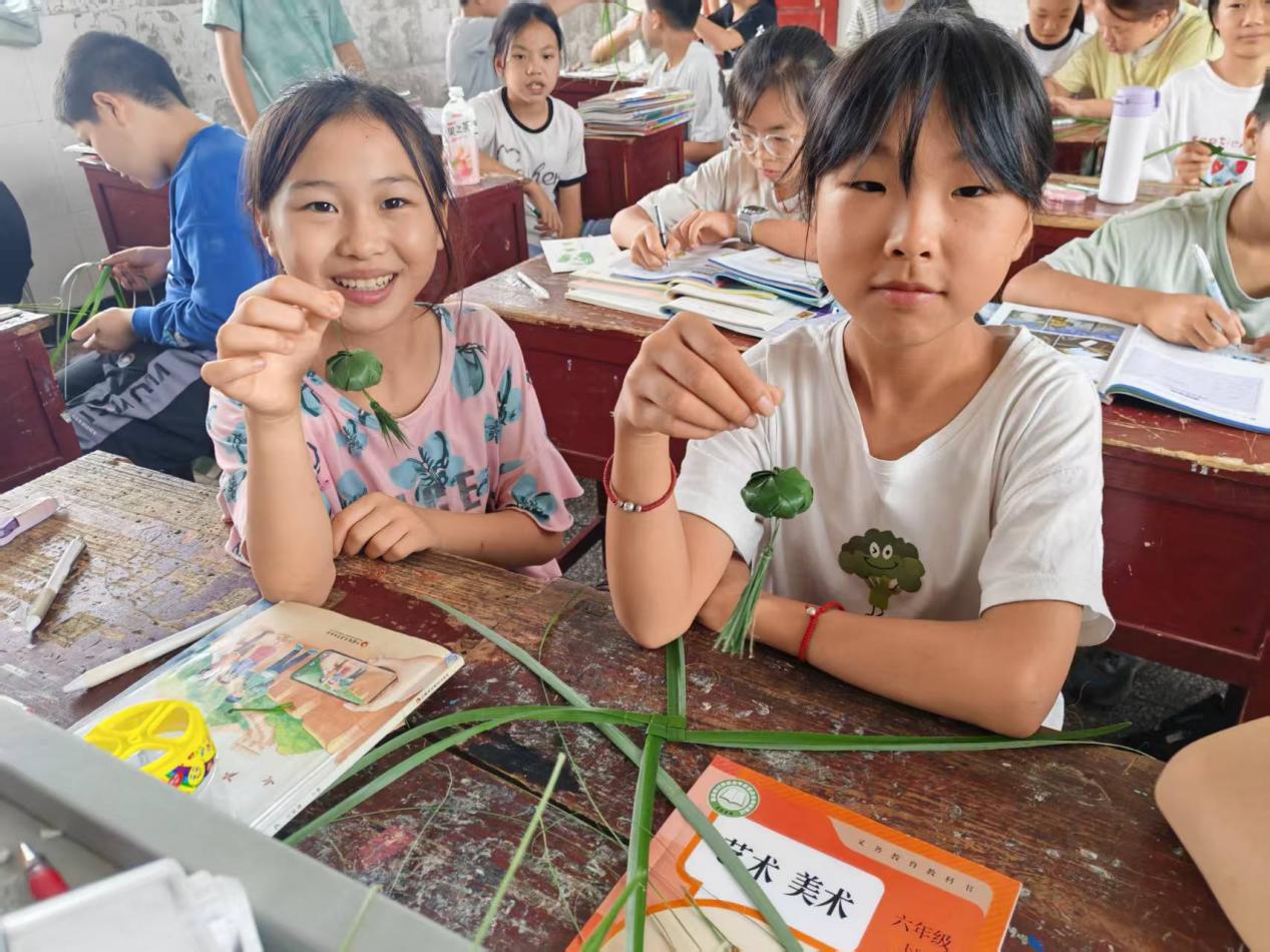 巧手织清风 非遗润廉心——邵东市堡面前乡中心小学开展草编文化清廉实践活动