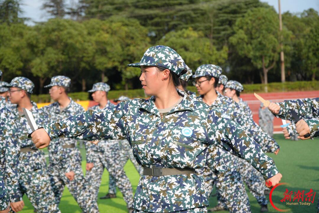 青春正步走丨以飒爽招式，勾勒秋日训练场最美模样