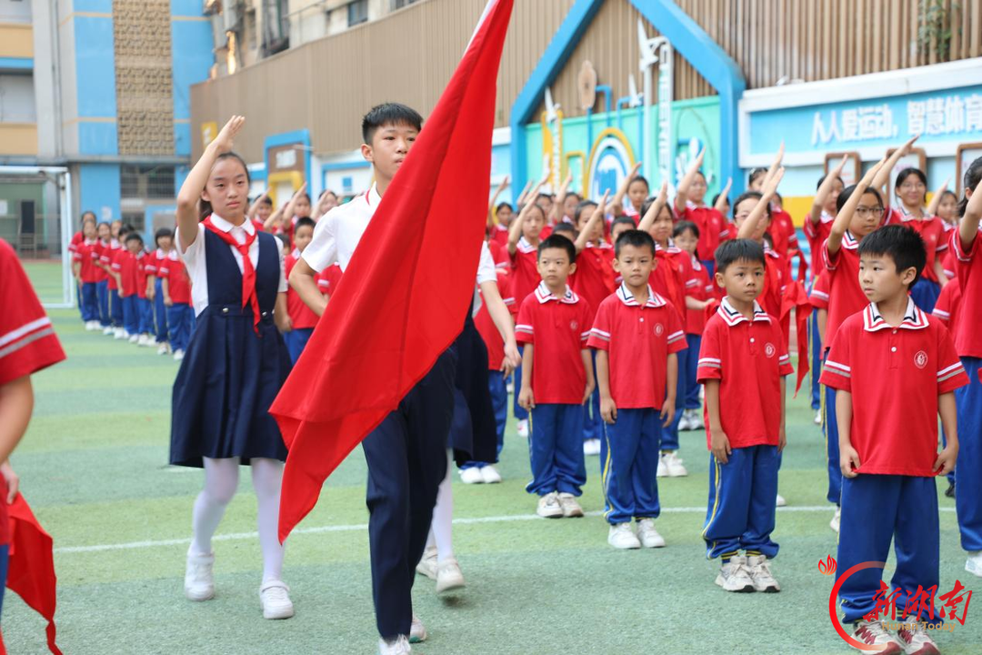 高举队旗跟党走！石鼓区人民路小学举行少先队新队员入队仪式