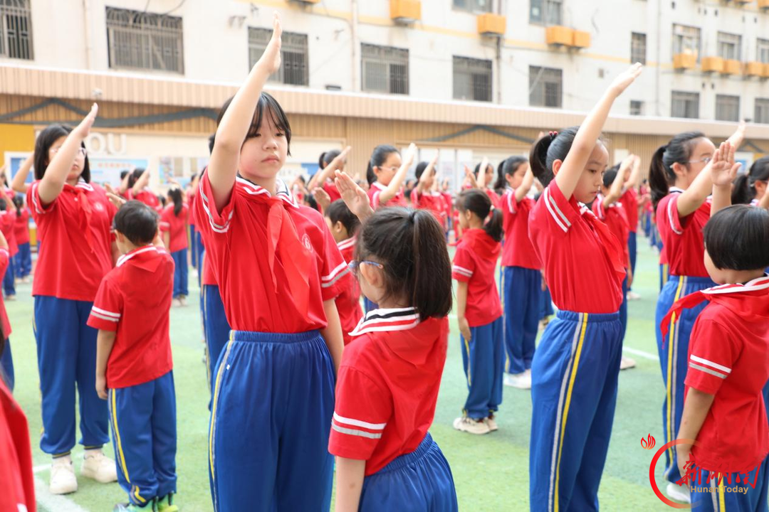 高举队旗跟党走！石鼓区人民路小学举行少先队新队员入队仪式
