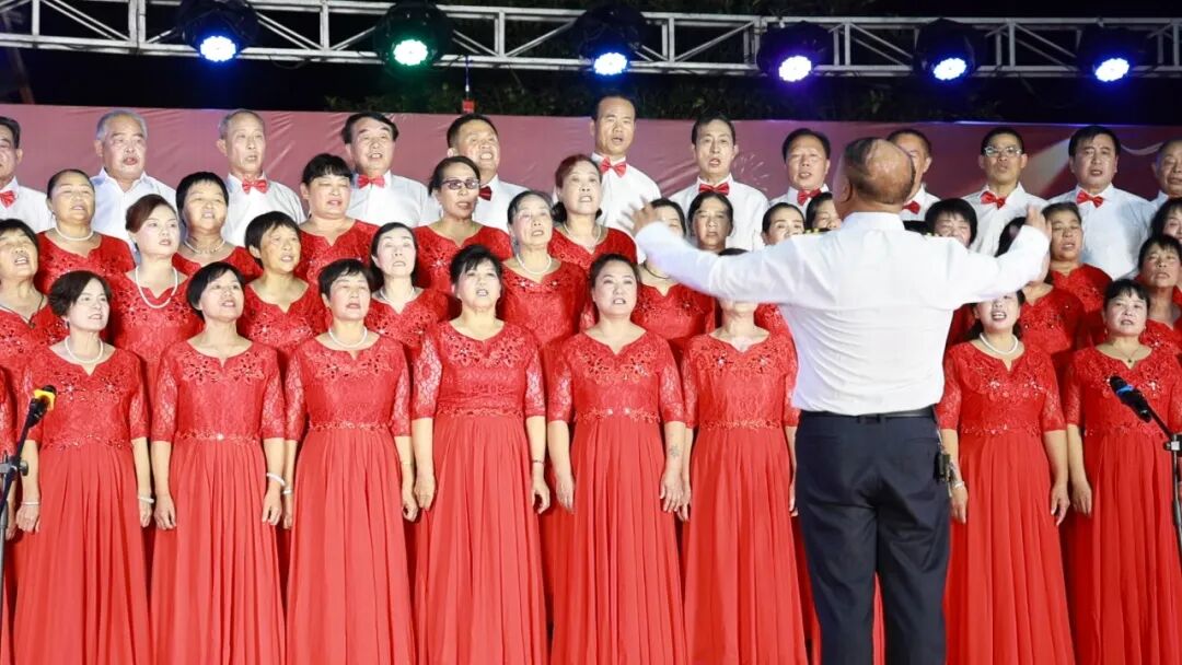 西湖管理区银龄文艺汇演点亮群众夜生活