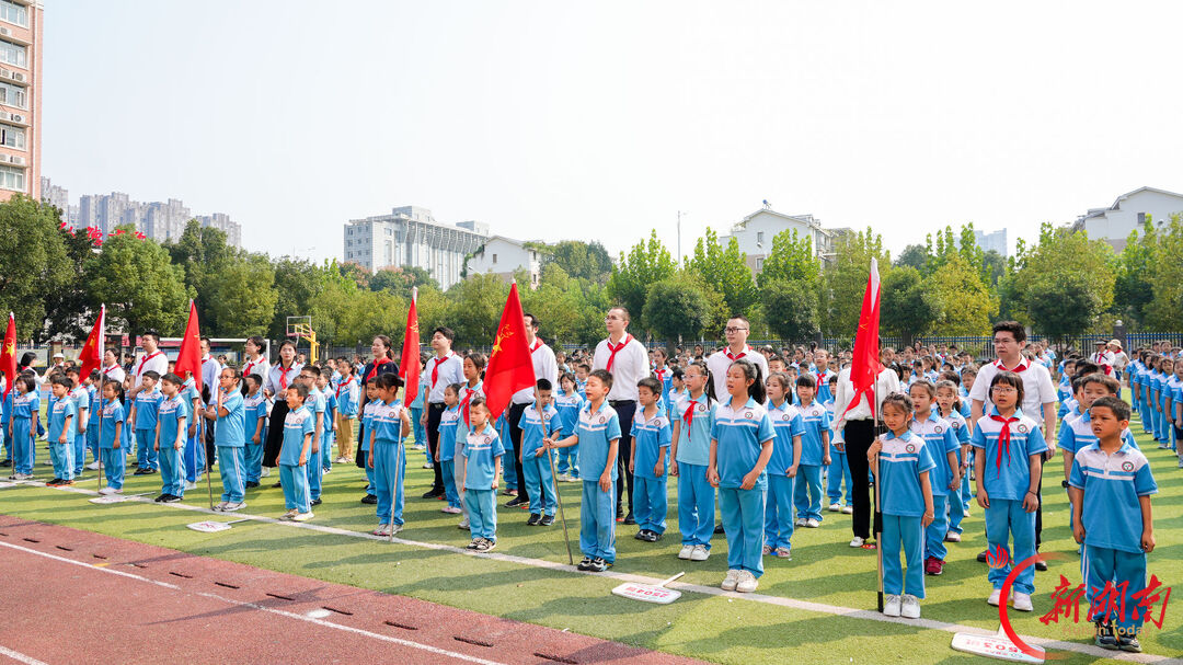 高举队旗跟党走 少年接力新长征 湖南省2026年 “十·一三”主题示范性入队仪式暨 “红领巾巡讲团”示范性宣讲活动在邵阳举行