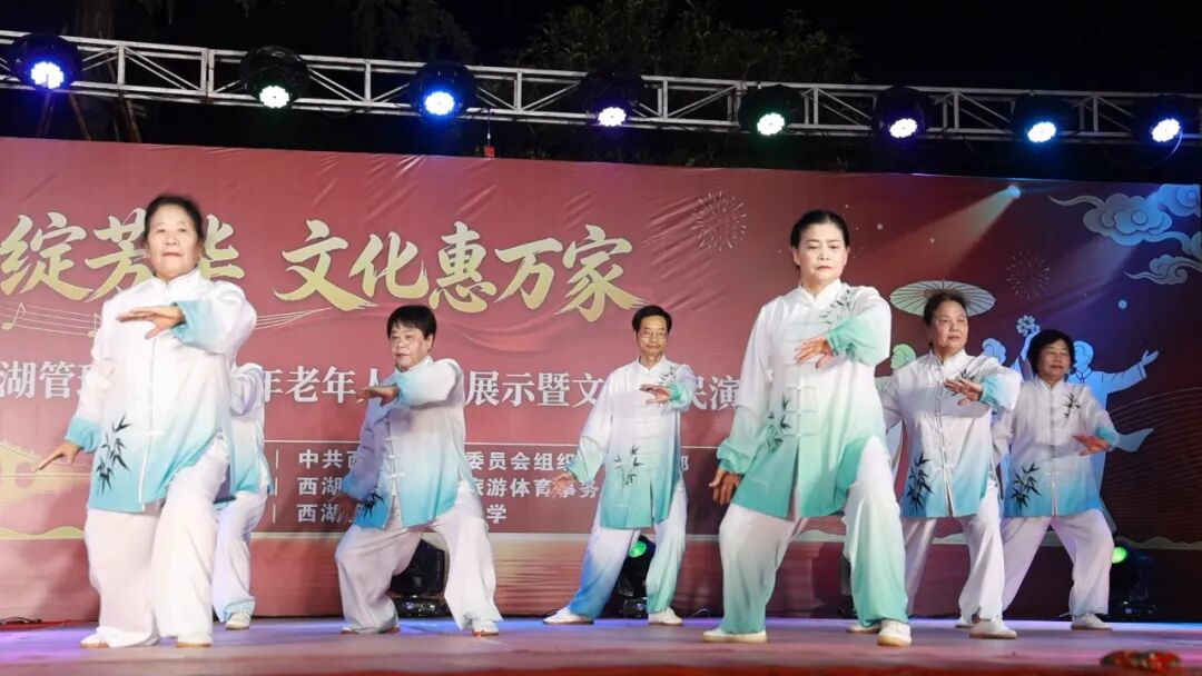 西湖管理区银龄文艺汇演点亮群众夜生活