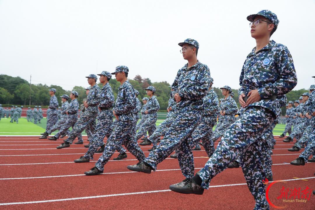 青春正步走丨以动静之姿,书写军训成长答卷