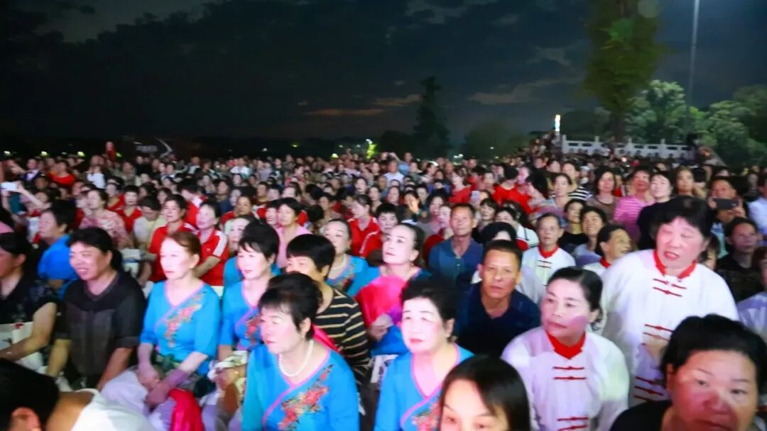 西湖管理区银龄文艺汇演点亮群众夜生活
