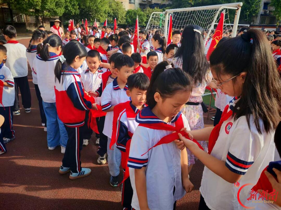 益阳市人民路小学举行少先队入队仪式