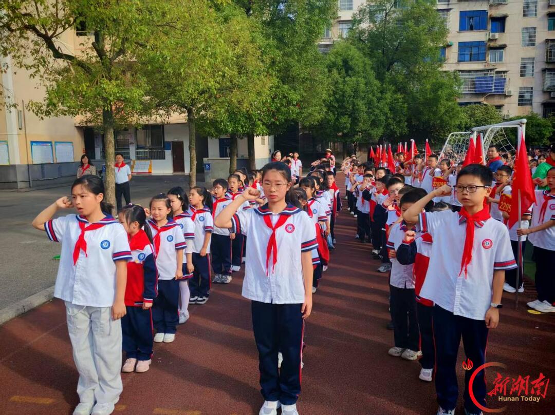 益阳市人民路小学举行少先队入队仪式