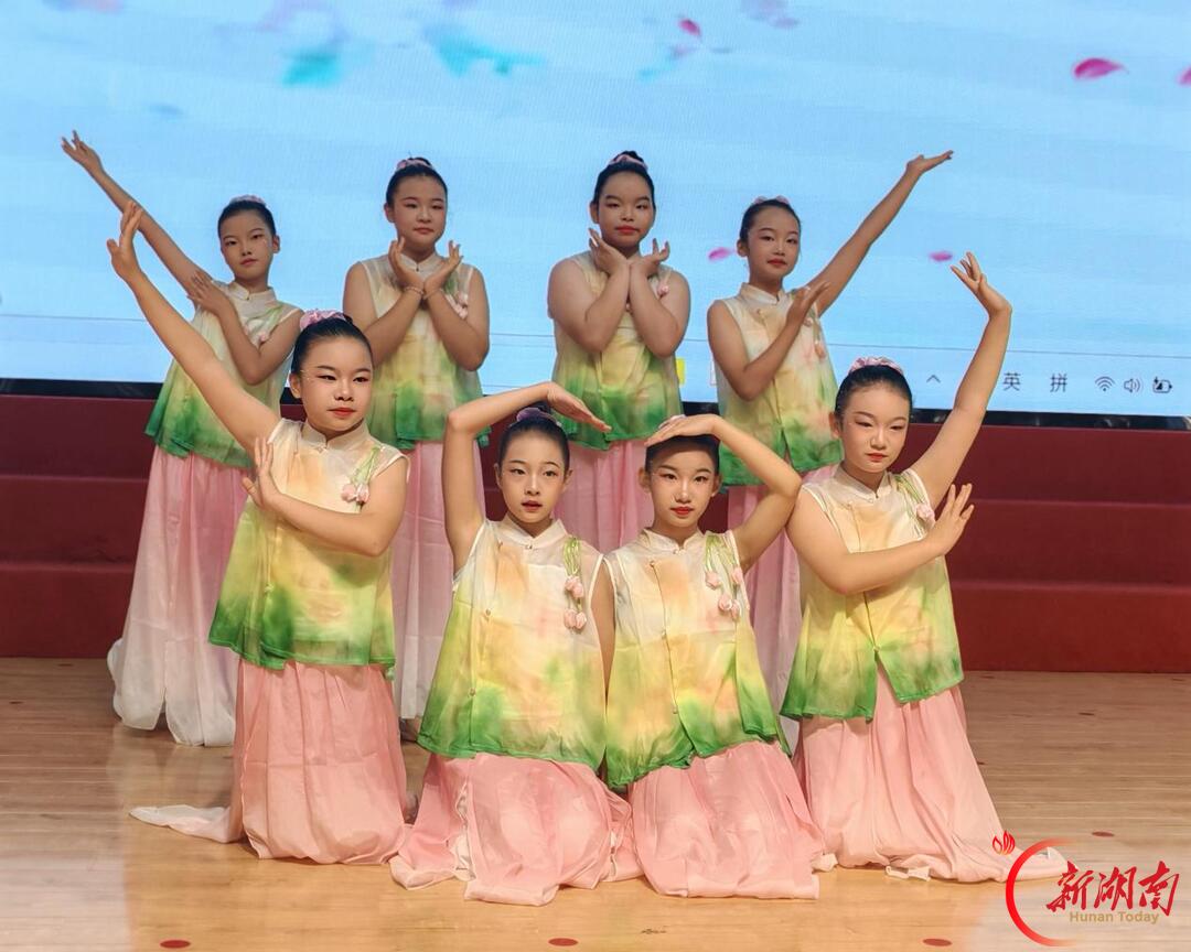 宁乡市城郊街道金亭小学开展重阳节主题升旗仪式
