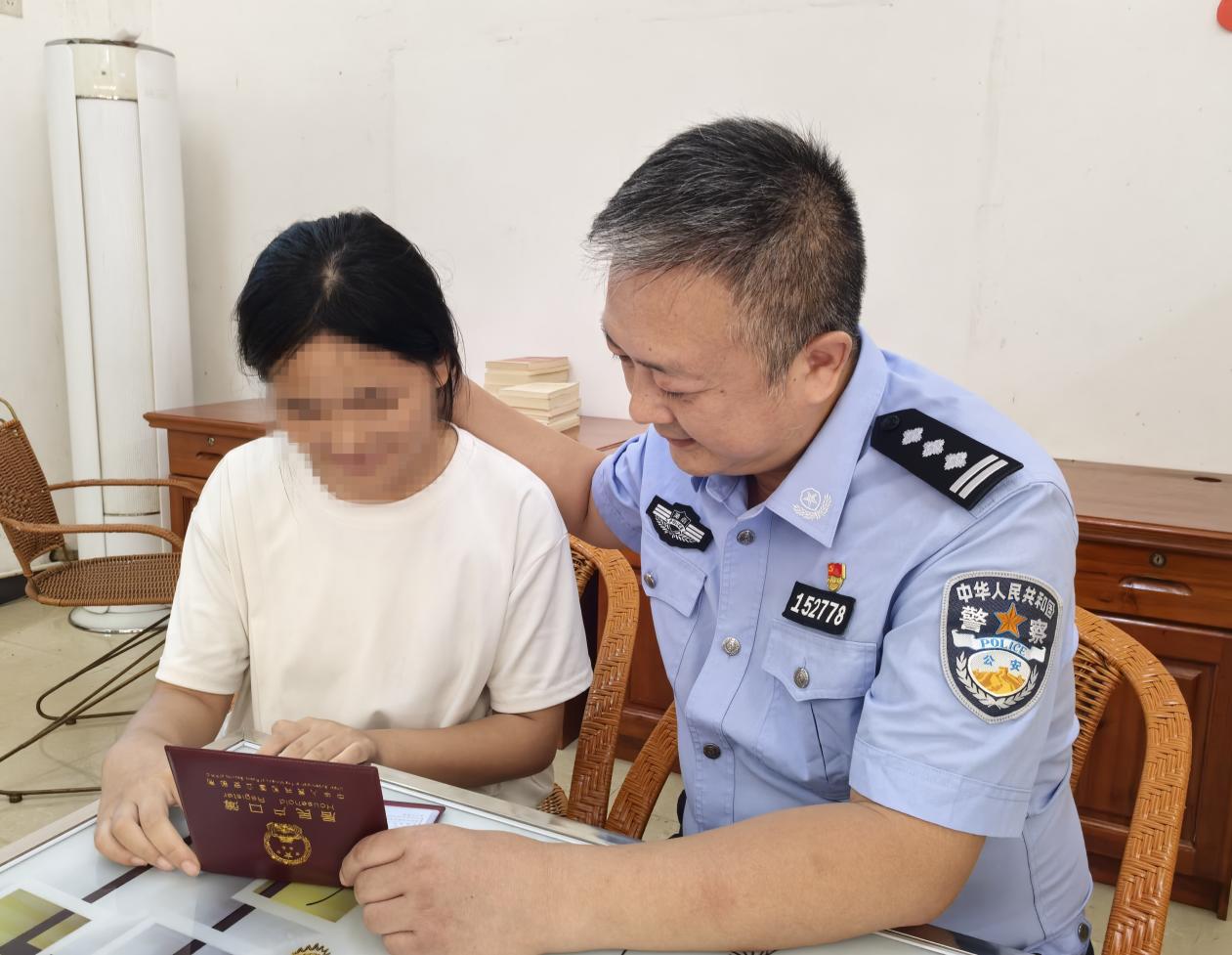 宜章公安:一本户口簿 万分警民情