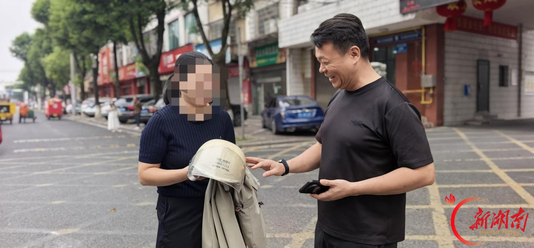 桃江县｜“开门杀”引发连环事故，安全头盔救下骑行者