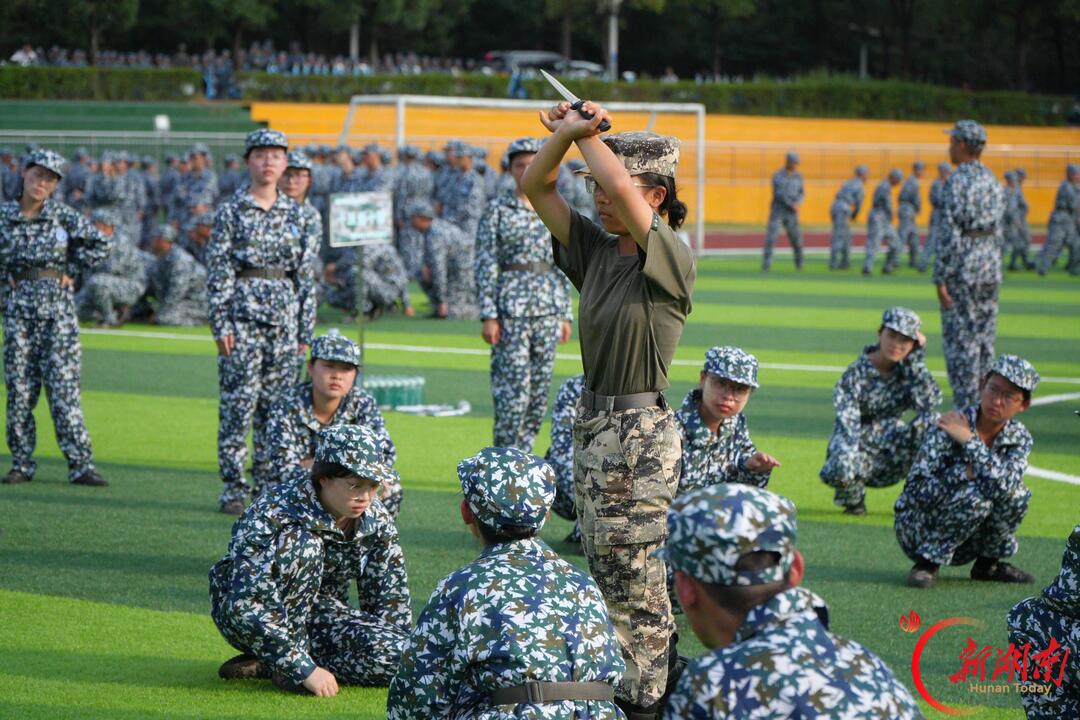 青春正步走丨以飒爽招式，勾勒秋日训练场最美模样
