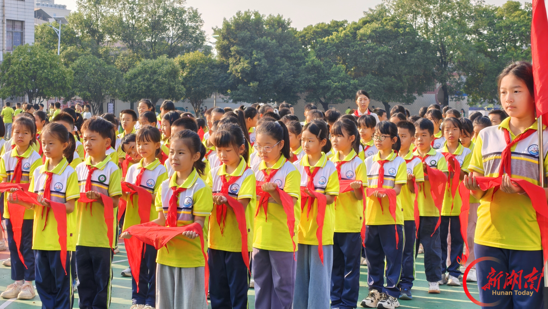 道县四小：高举队旗跟党走 少年接力新长征