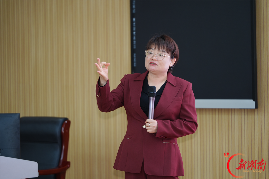 吉首大学教师受邀参加四川省全民国防教育协会成立大会并作专题报告
