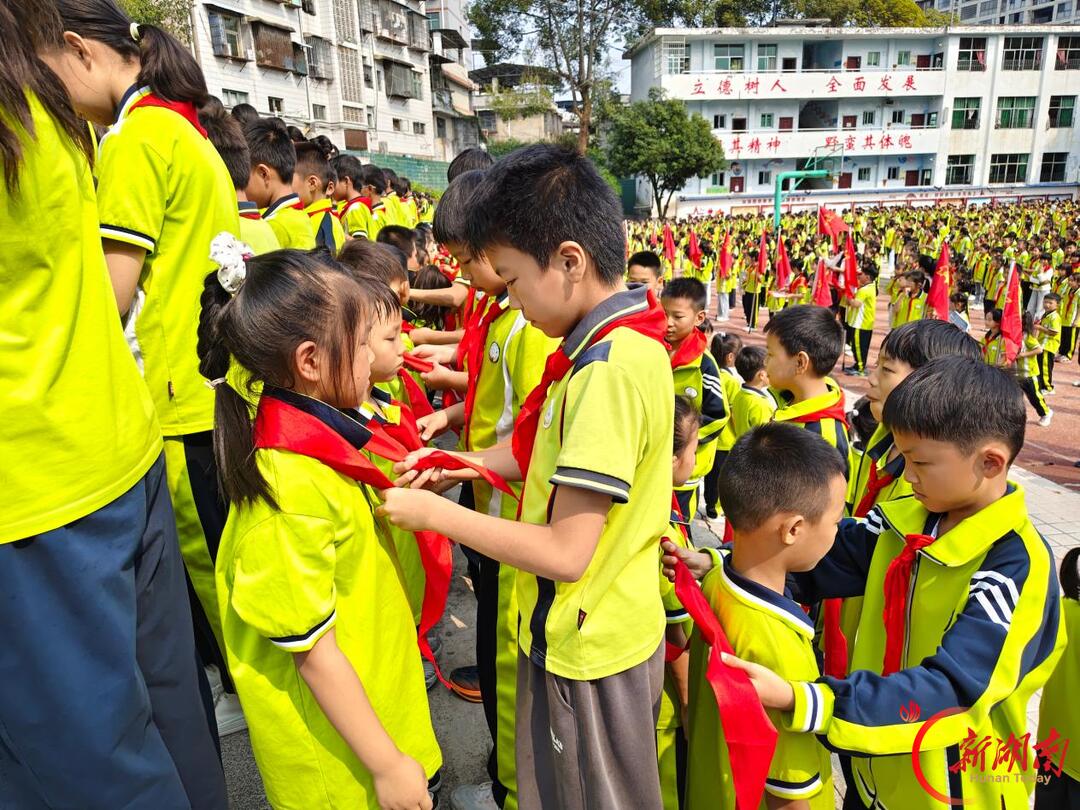 吉首市第五小学:举行少先队新队员入队仪式