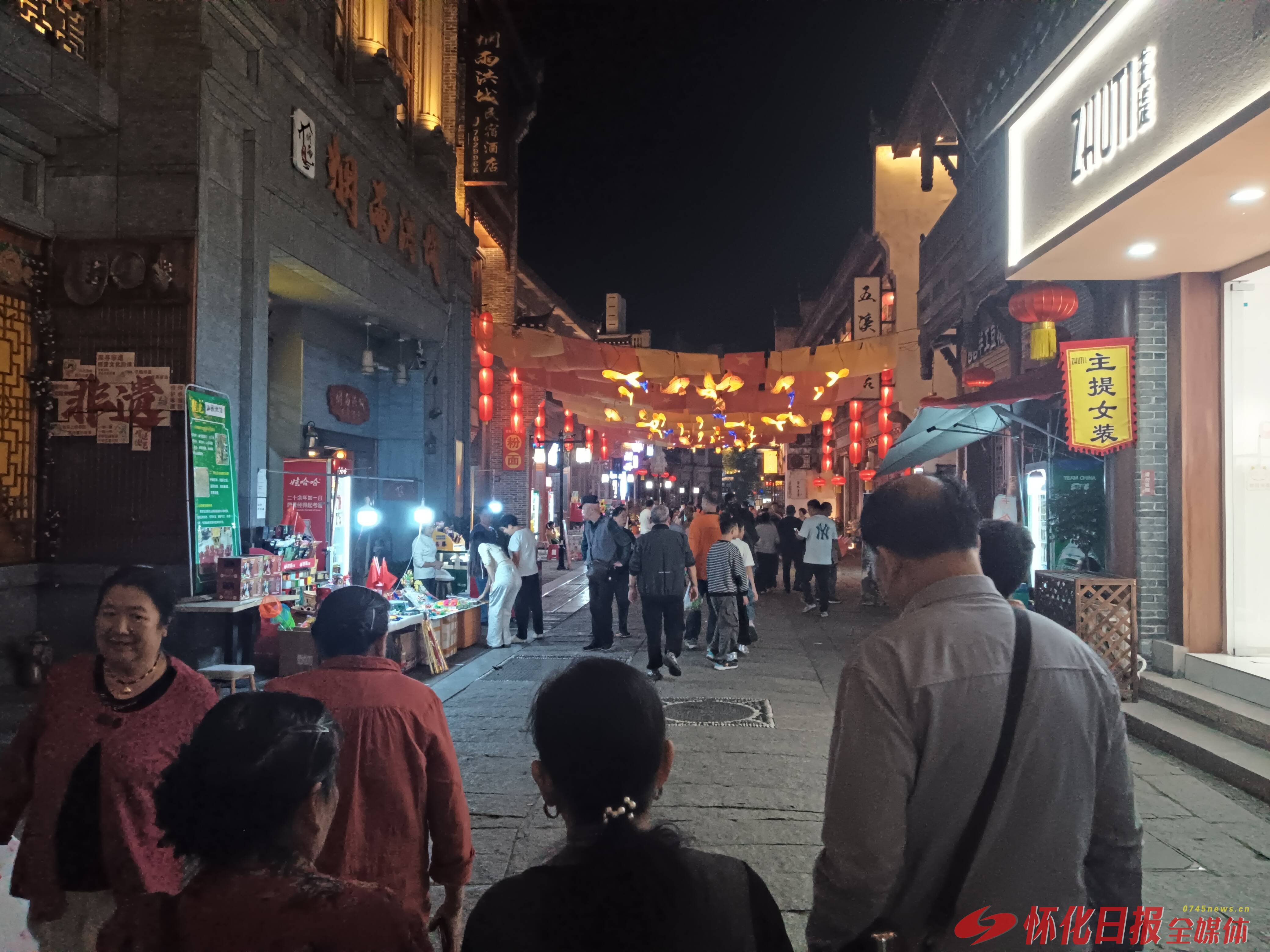 错峰夜游享闲适 古商城夜色怡人