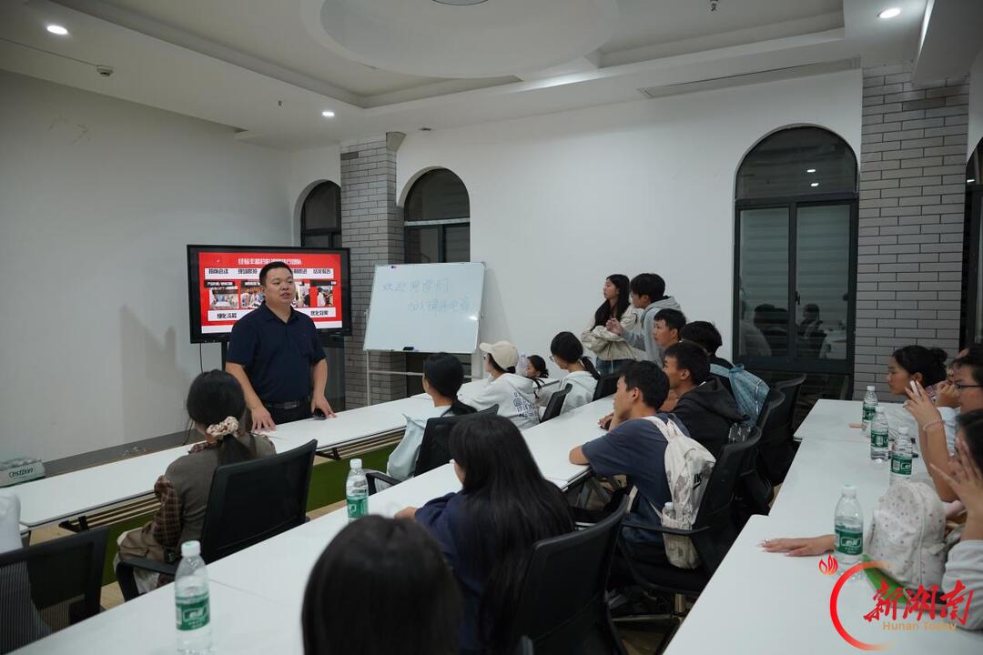 湖南软件职业技术大学走进湘潭市数字经济孵化基地开展研学活动