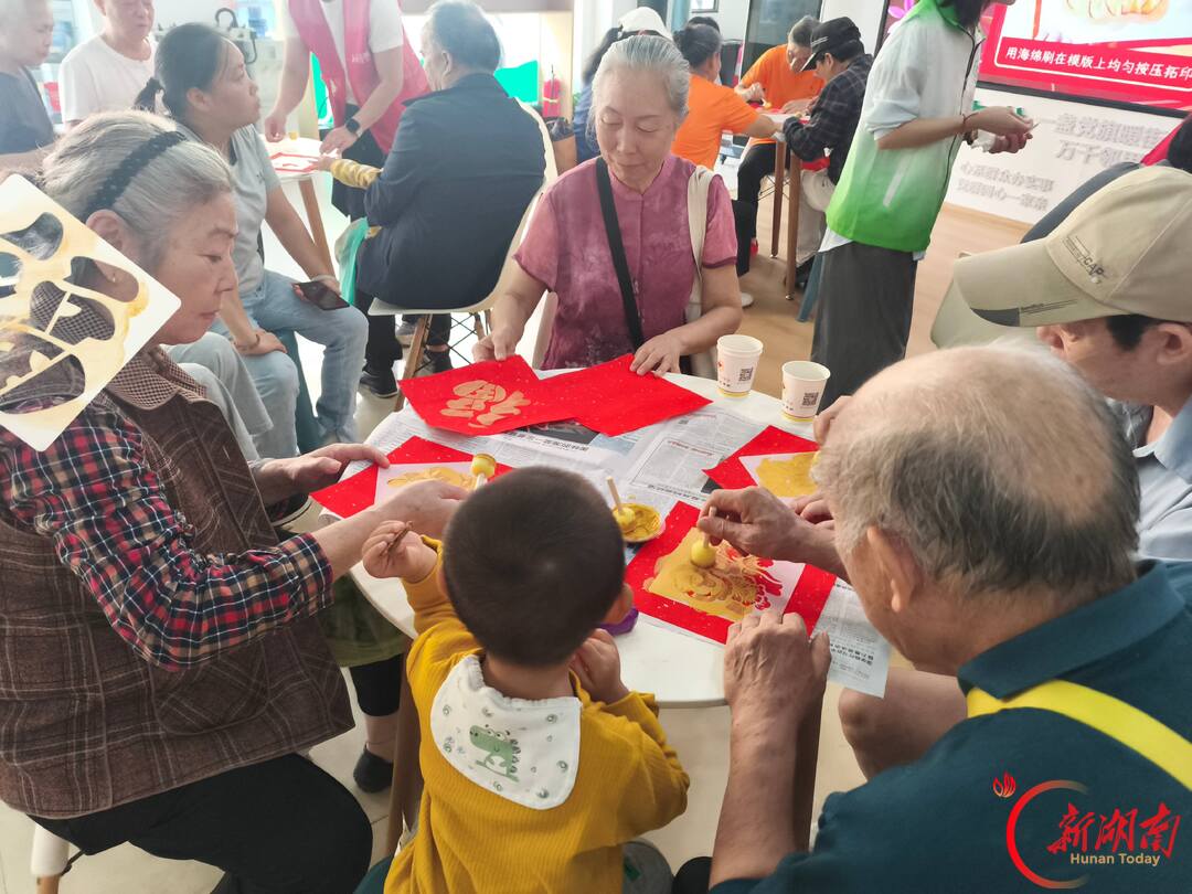 芙蓉区湘湖社区温情举办重阳节长者集体生日会