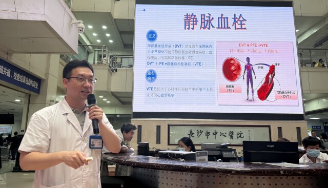 15岁少年久坐刷手机引发致命肺栓塞,血栓早期多隐匿切莫忽视