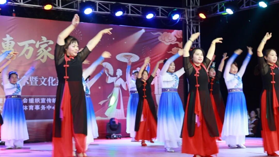 西湖管理区银龄文艺汇演点亮群众夜生活