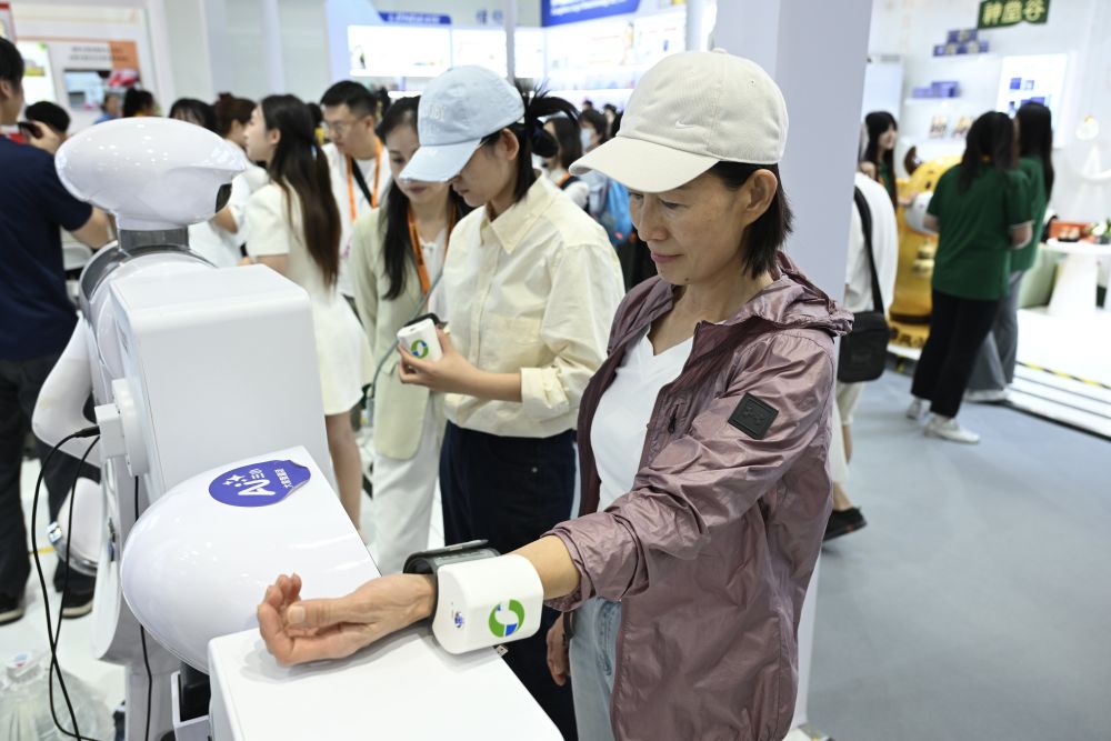 新华全媒头条丨坚持人民至上、生命至上——习近平总书记引领健康中国建设