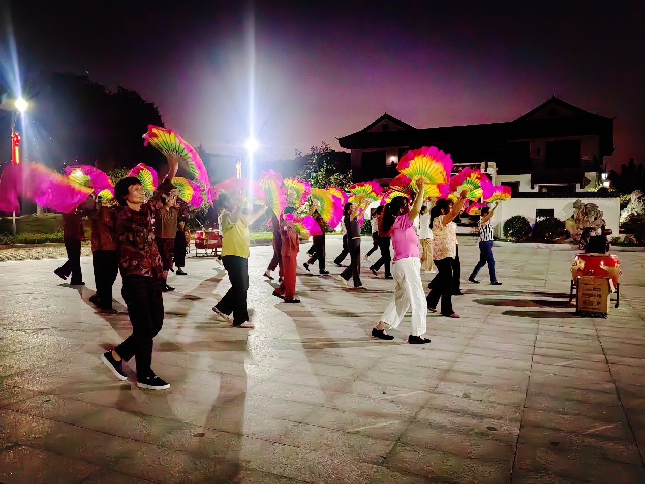 清塘村的两位能人——一位乡贤和一个记录者，所有的付出与善良都应被看见