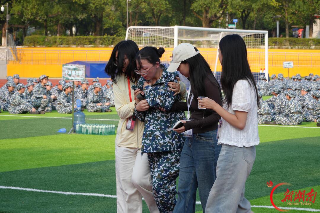青春正步走丨训练场边的温柔守护，护航迷彩青春成长